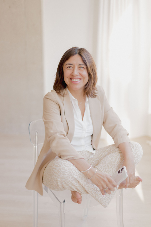 Mariana taborda sentada con movil en mano y sonriendo